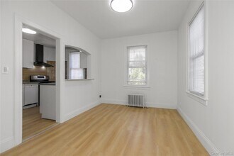 11 Floyd Pl, Unit B in Great Neck, NY - Building Photo - Building Photo