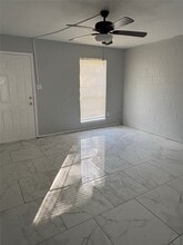 149 Emerald Dr in Clute, TX - Foto de edificio - Building Photo