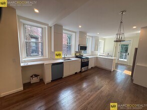 1726 Beacon St in Brookline, MA - Foto de edificio - Building Photo