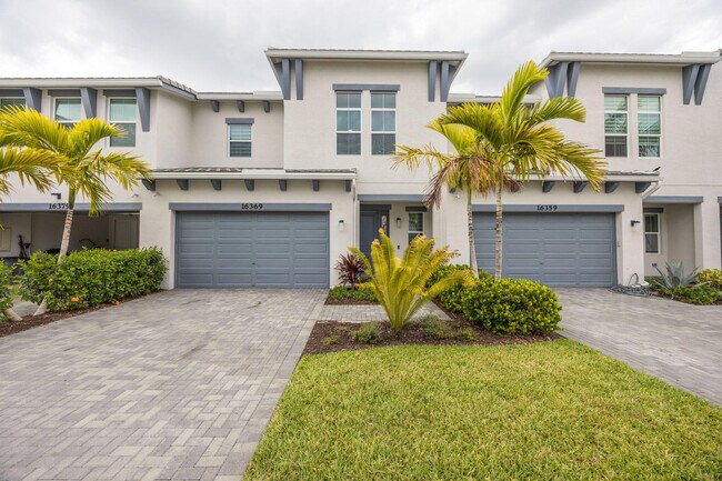 16369 Oakview Dr in Westlake, FL - Building Photo - Building Photo