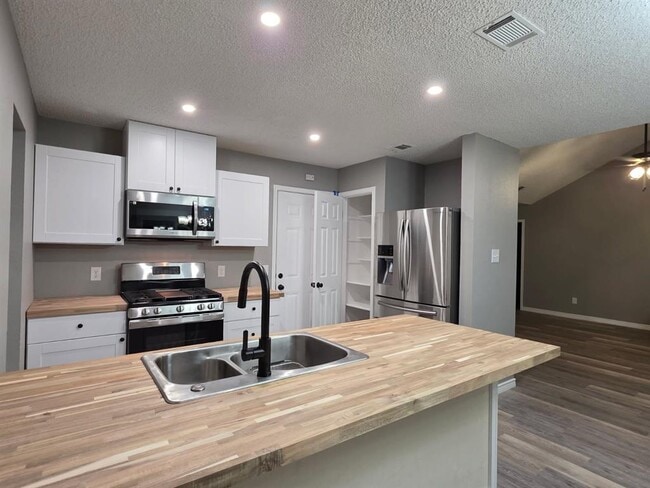 1806 Maplelawn St in Taylor, TX - Building Photo - Building Photo