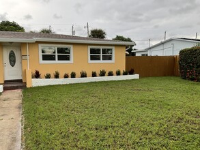 723 Evergreen Dr in West Palm Beach, FL - Building Photo - Building Photo