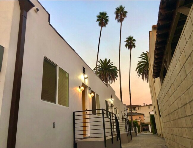 1235 S Muirfield Rd, Unit 1237 in Los Angeles, CA - Building Photo - Building Photo
