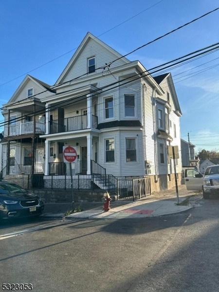 25 Barnert Pl in Paterson, NJ - Building Photo