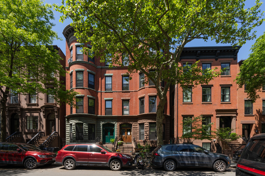 8 Strong Place in Brooklyn, NY - Building Photo