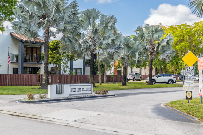 West Lake Village Condos in Miami, FL - Building Photo - Building Photo