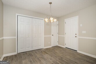 5485 Denny Dr in Atlanta, GA - Foto de edificio - Building Photo