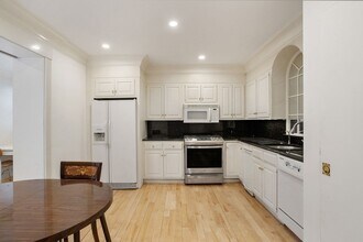 227 Summit Ave, Unit W201 in Brookline, MA - Building Photo - Building Photo