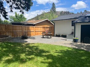 665 NE 12th St in Bend, OR - Foto de edificio - Building Photo