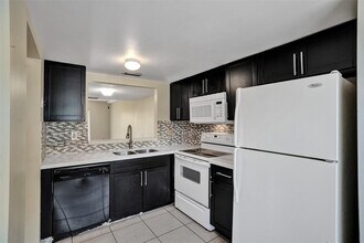 3861 NW 90th Ave in Sunrise, FL - Foto de edificio - Building Photo