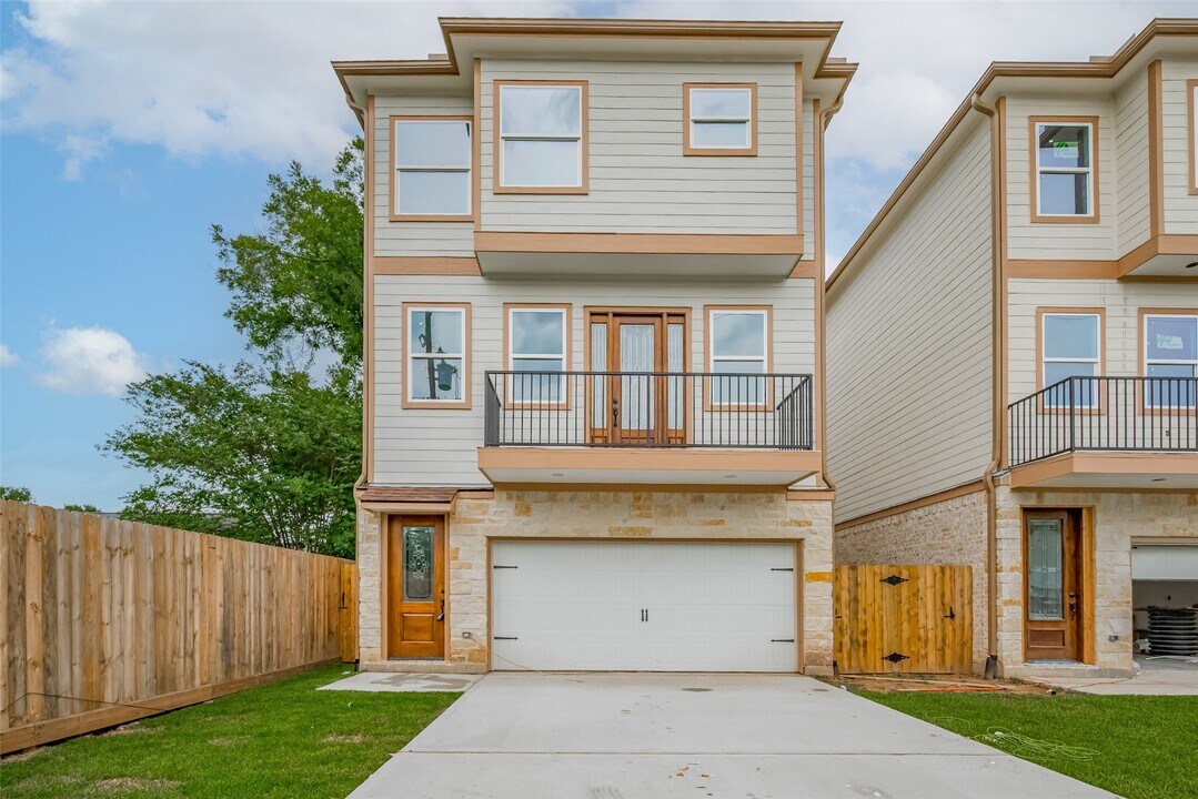 2206 Hoskins Dr in Houston, TX - Building Photo
