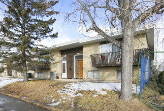 4824 Varsity Dr NW in Calgary, AB - Building Photo - Building Photo