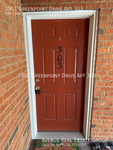1951 Greenpoint Dr in St. Louis, MO - Building Photo - Building Photo