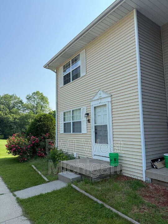 4254 Bond St in Holt, MI - Building Photo
