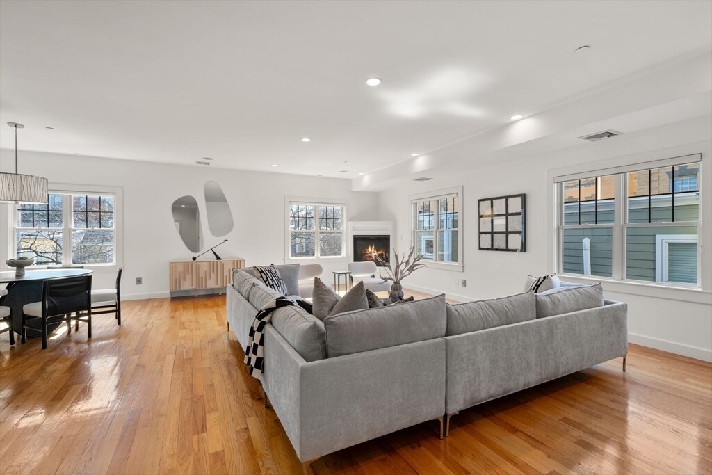 345 W Broadway in Boston, MA - Building Photo