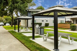 Meadowbrook Apartments in West Sacramento, CA - Building Photo - Building Photo