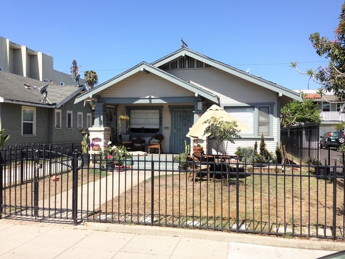 1067 Orizaba Ave in Long Beach, CA - Foto de edificio