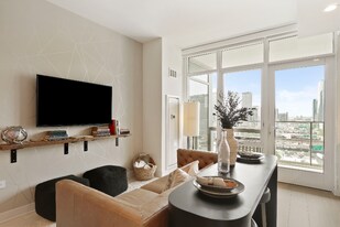 345 N Halsted St in Chicago, IL - Building Photo