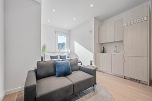 8820 Belford Ave in Los Angeles, CA - Building Photo