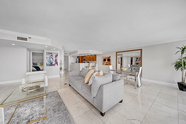 1717 N Bayshore Dr in Miami, FL - Building Photo - Building Photo