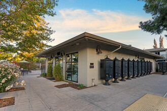 Magnolia Square in Sunnyvale, CA - Foto de edificio - Building Photo