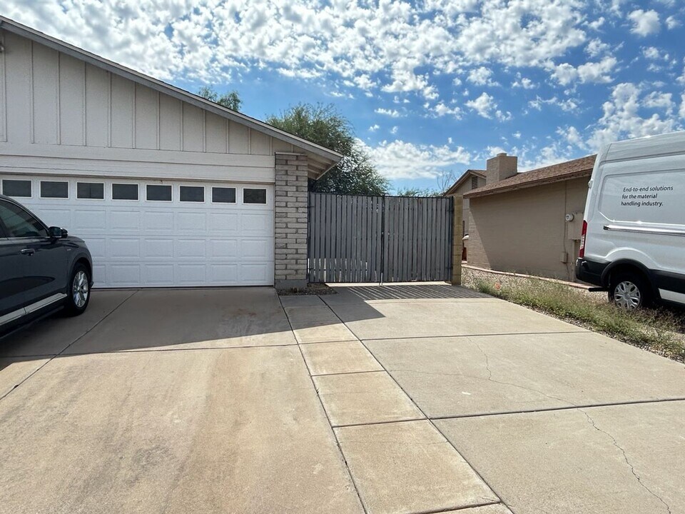 6405 W Eva St in Glendale, AZ - Building Photo
