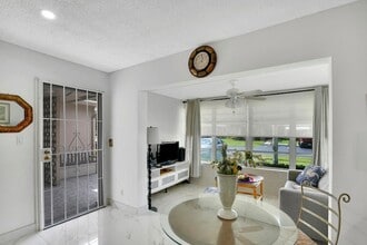 1317 High Point Way SE in Delray Beach, FL - Foto de edificio - Building Photo