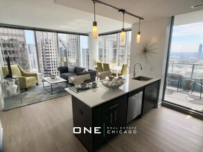 210 N Michigan Ave in Chicago, IL - Building Photo - Building Photo