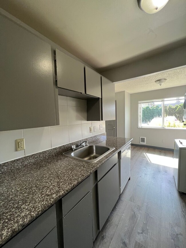 Ascot Place Apartments in Portland, OR - Building Photo - Building Photo