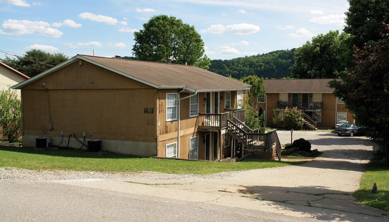 111 Beech St in Red House, WV - Building Photo