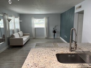 299 E Central Blvd, Unit Condo #1 in Cape Canaveral, FL - Foto de edificio - Building Photo