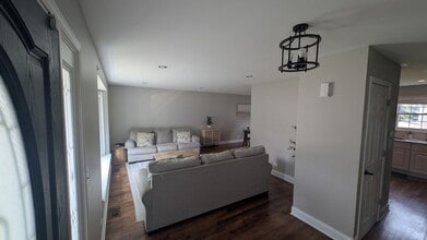 721 Cutter Ln in Elk Grove Village, IL - Building Photo - Building Photo