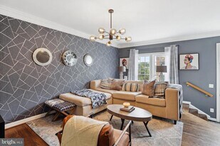 6667 Debra Lu Way in Springfield, VA - Building Photo