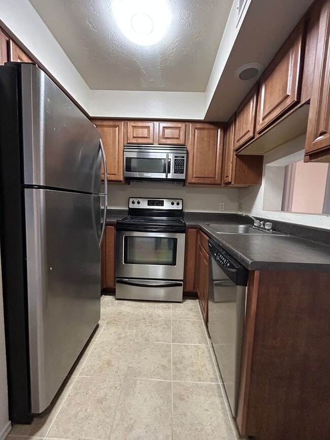 property at 1810 E Blacklidge Dr