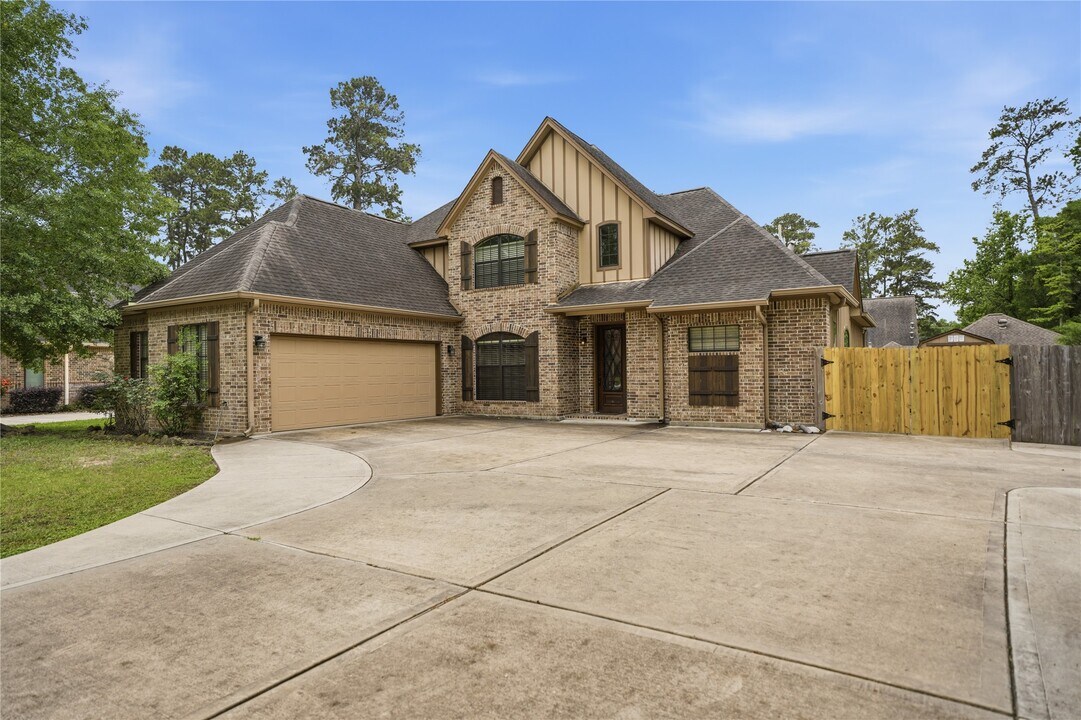 536 Stephen F Austin Dr in Conroe, TX - Building Photo