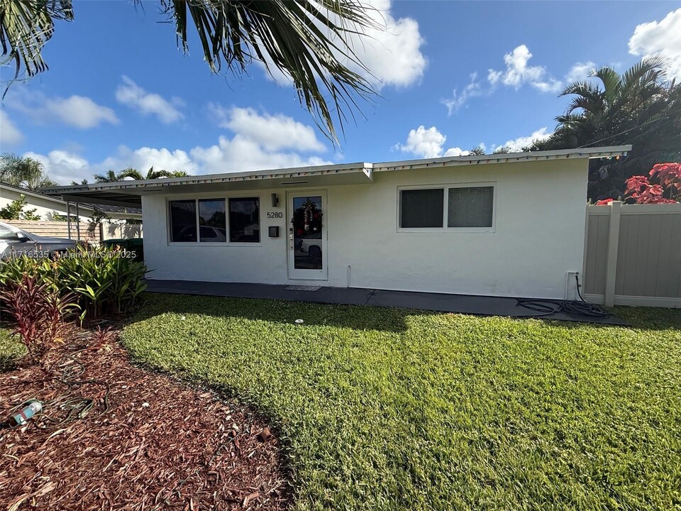 5280 SW 92nd Terrace in Cooper City, FL - Building Photo