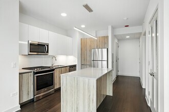 355 W Wolf Point Plaza in Chicago, IL - Foto de edificio - Building Photo