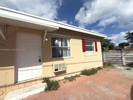 1942 Thomas St in Hollywood, FL - Building Photo