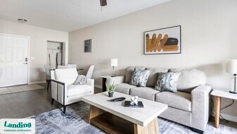 3695 Island Club Dr in North Port, FL - Building Photo