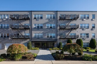 The Cornerstone: Heat, Gas, Hot & Cold Wat... in Hackensack, NJ - Foto de edificio - Building Photo