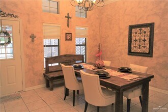 1020 N Columbia Dr in Edinburg, TX - Building Photo - Building Photo