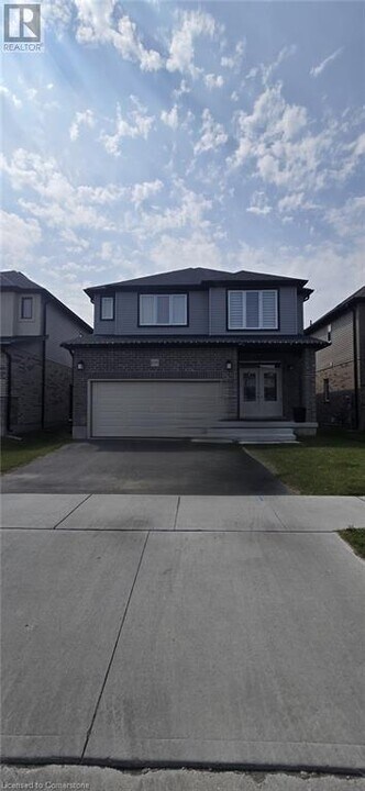 108 Honey St in Cambridge, ON - Building Photo