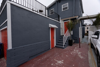 18 Breeze Ave in Venice, CA - Building Photo - Building Photo