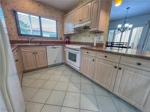 1426 Park Shore Cir in Ft. Myers, FL - Building Photo - Building Photo