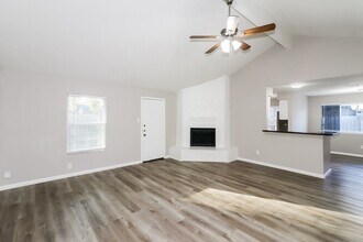 16751 Dew Drop Ln in Houston, TX - Foto de edificio - Building Photo