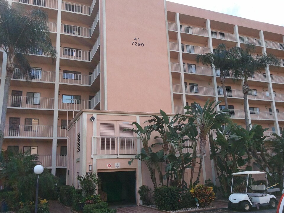 7290 Kinghurst Dr-Unit -205 in Delray Beach, FL - Foto de edificio