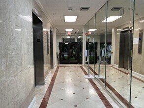 2450 NE 135th St, Unit 512 in North Miami, FL - Building Photo - Building Photo