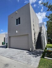 10440 NW 67th St in Doral, FL - Foto de edificio - Building Photo