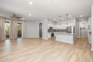 250 W Queen Creek Rd in Chandler, AZ - Building Photo