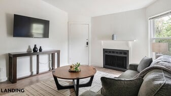 1225 E Pleasant Run Rd, Unit 302 in Desoto, TX - Building Photo